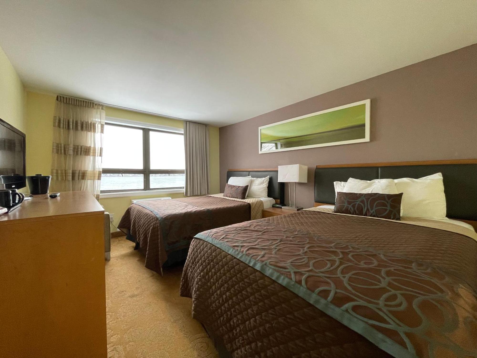 Lakeside Hotel 2*
