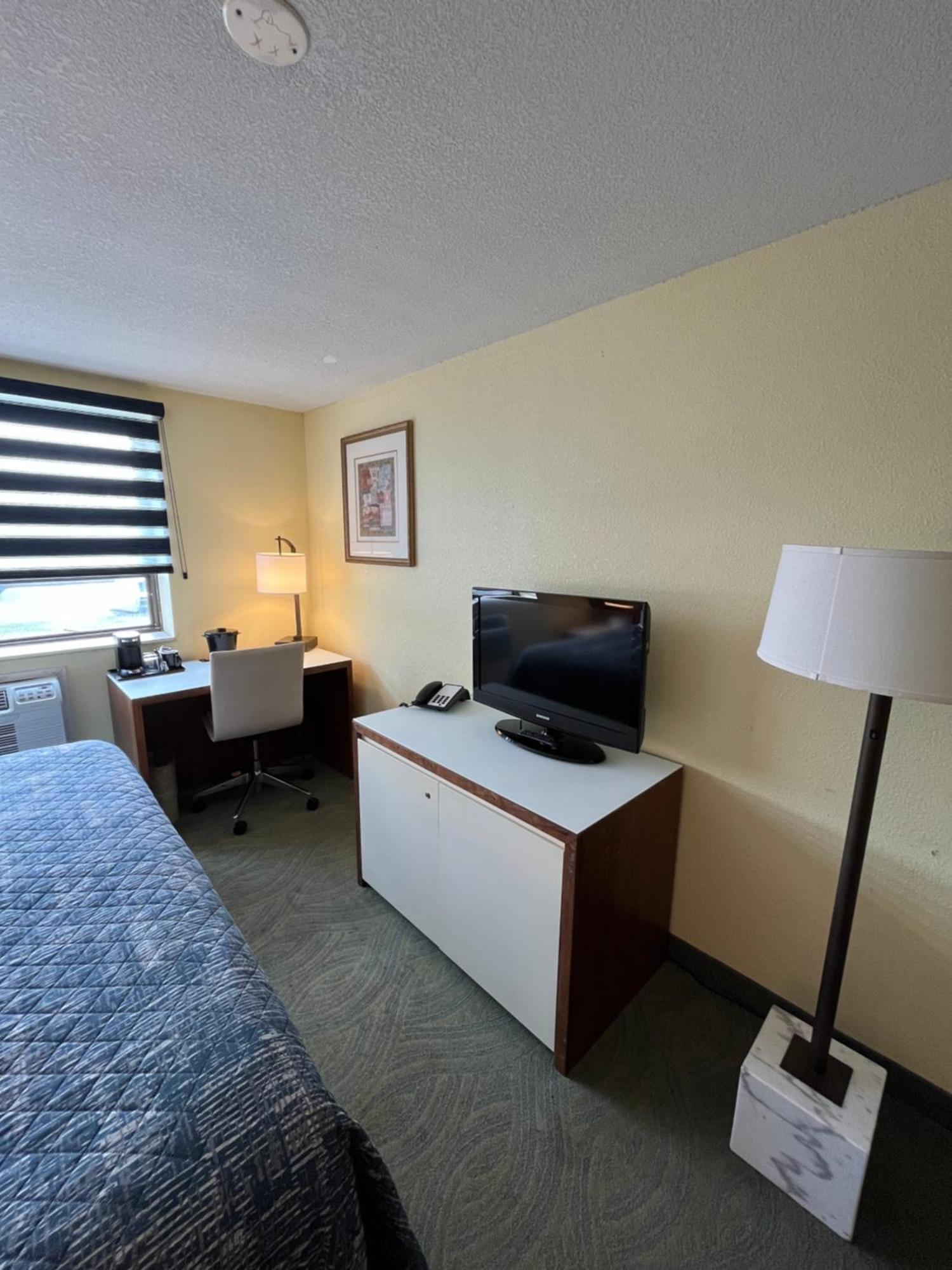 Lakeside Hotel 2*